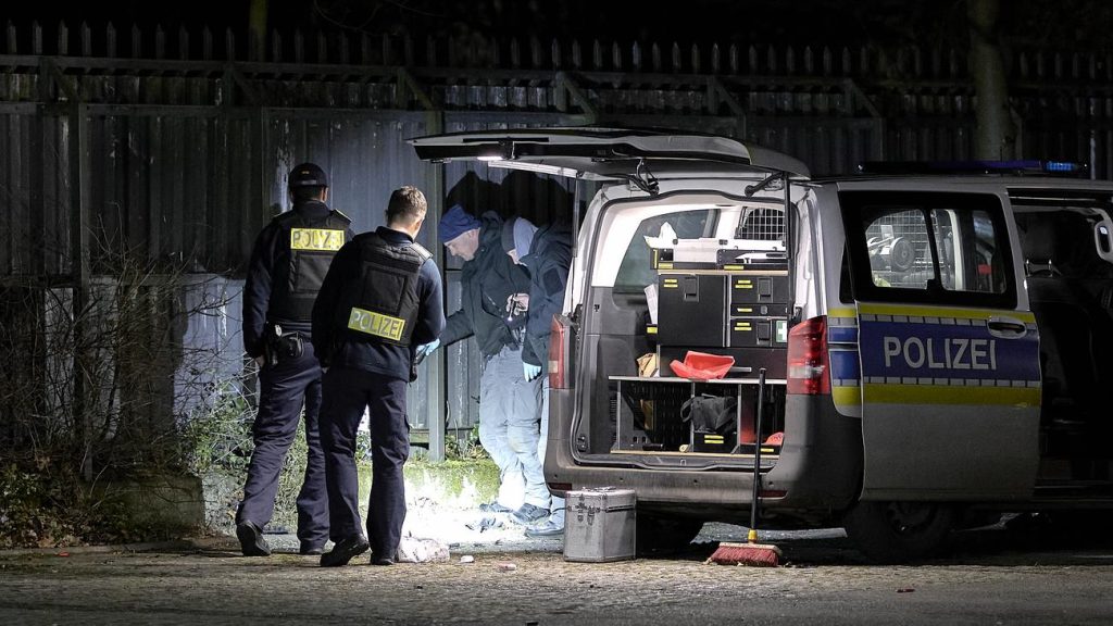 Explosion: Zwei Verletzte bei Detonation an Zaun von Polizeigebäude in Berlin