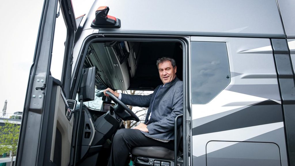 Automobilindustrie: Markus Söder stellt Förderung von E-Autos in Aussicht