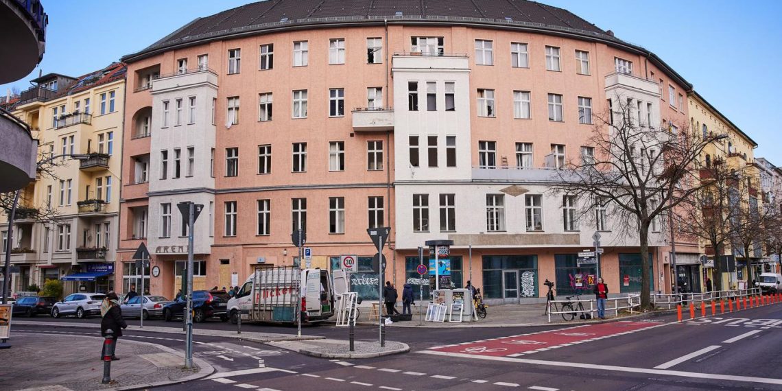 Mieter dürfen in beschädigtes Wohnhaus in Berlin-Schöneberg zurückkehren