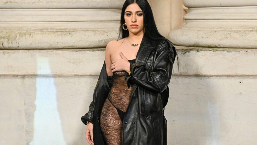 Madonnas Tochter Lourdes Leon von der Paris Fashion Week ohne BH