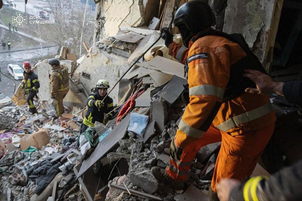 Russland bombardierte das Haus in Sumy – die Zahl der Opfer nimmt weiter zu