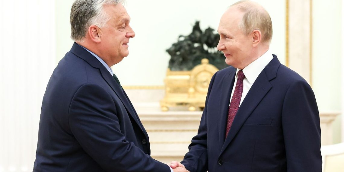 Wechsel beim EU-Ratsvorsitz : Mit Orbans Putin-Kuschel-Kurs ist jetzt Schluss