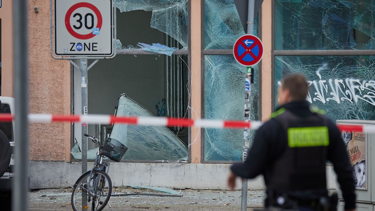 Feuerwehr beklagt „Schlachtfeld“: Illegale Kugelbombe zerfetzt Berliner Wohnungen