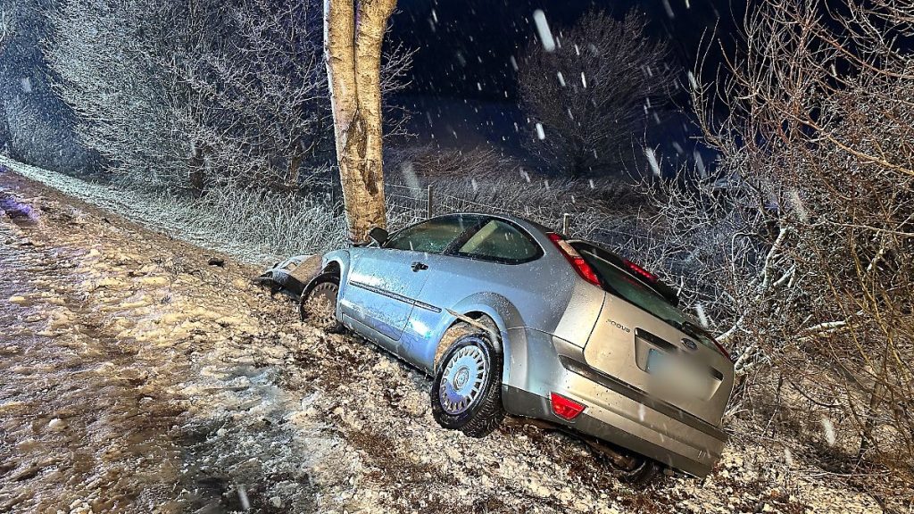 Glätte-Unfälle in Bayern: Auto rutscht auf Schienen und wird von IC-Zug erfasst