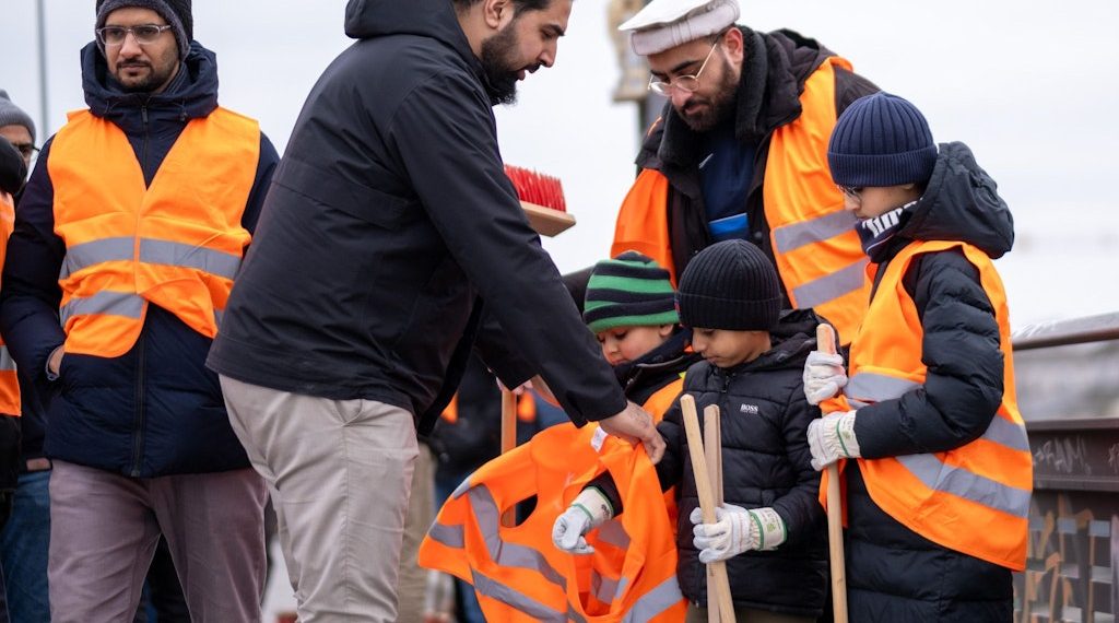 Muslime beseitigen Böller-Müll als Zeichen der Integration