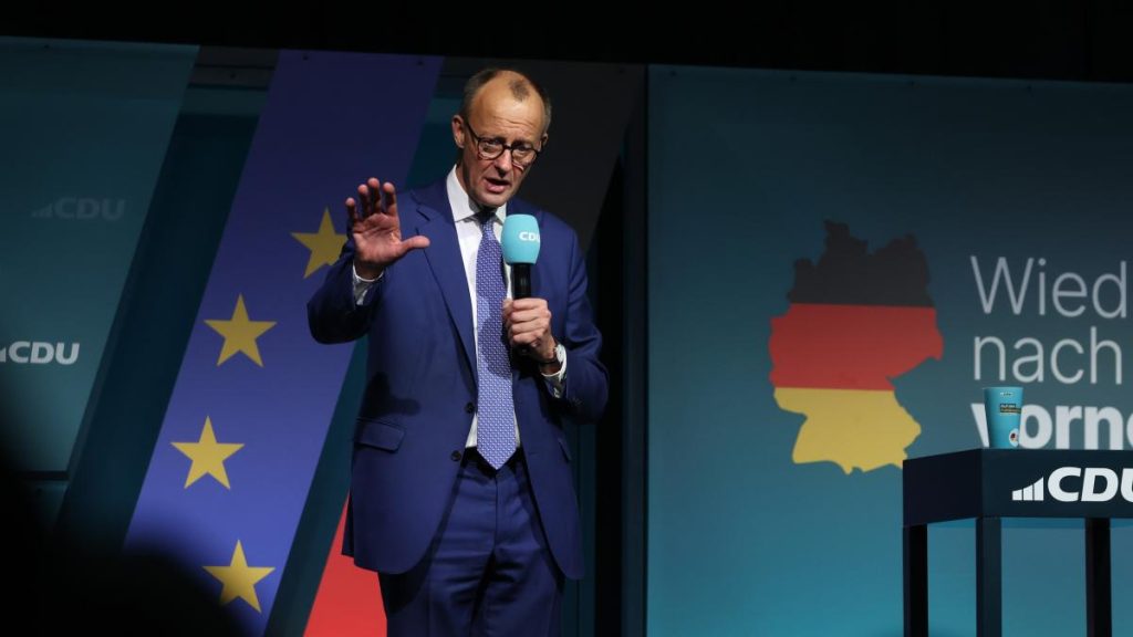 Friedrich Merz in Dresden: Und dann fährt Merz den Rückkutsch gegen seinen Bogen -Rival Angela Merkel