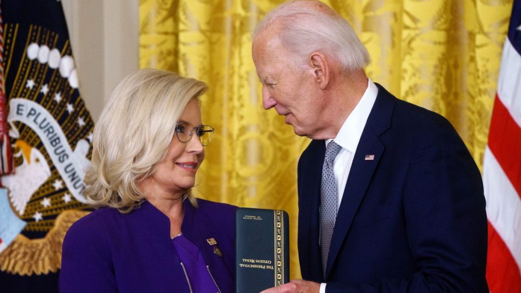 Joe Biden ehrt Trump-Kritikerin Liz Cheney – aber begnadigt er sie auch vorsorglich?