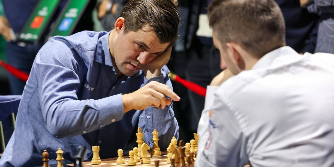 „Ich kann es nicht glauben“: Schach-Gigant Carlsen treibt Erzfeind mit „Witz“ zur Weißglut
