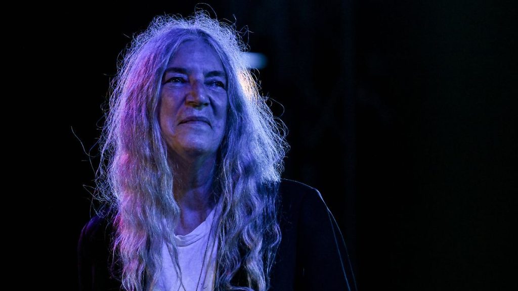 Pflege für die „Patin Punk“: Patti Smith bricht auf der Bühne zusammen