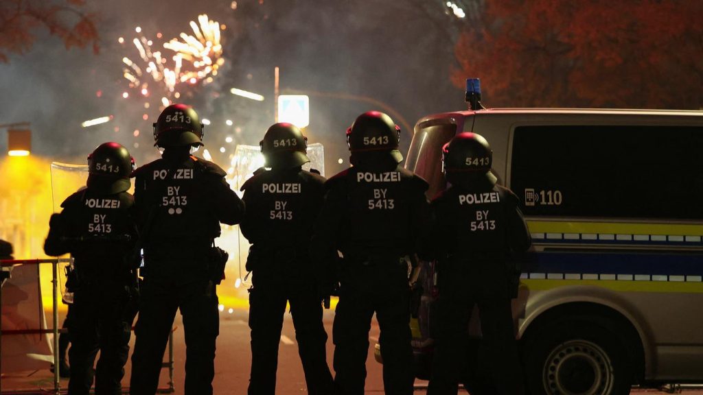 Polizist notoperiert, Bombenexplosionen, 400 Festnahmen – Berlins Jahreswechsel-Bilanz