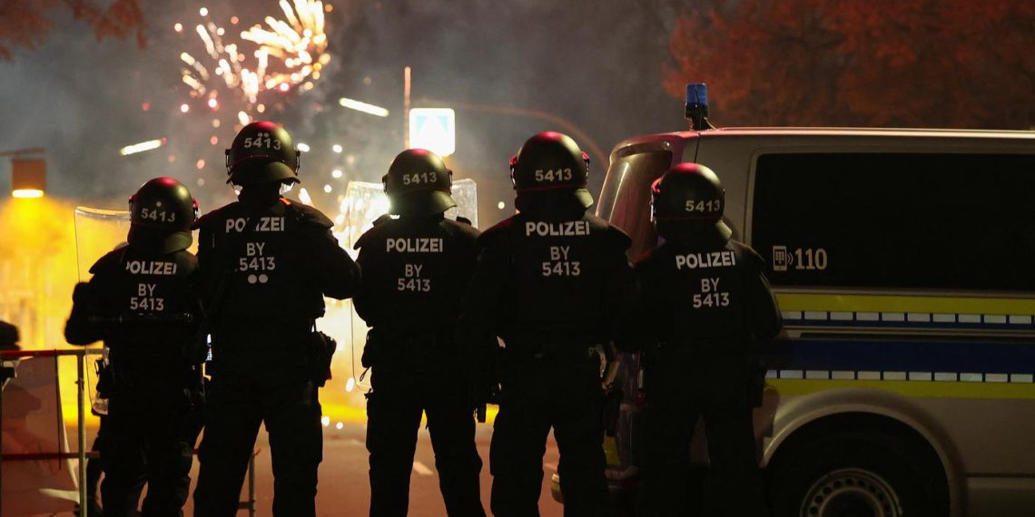Polizist notoperiert, Bombenexplosionen, 390 Festnahmen – Berlins vorläufige Bilanz