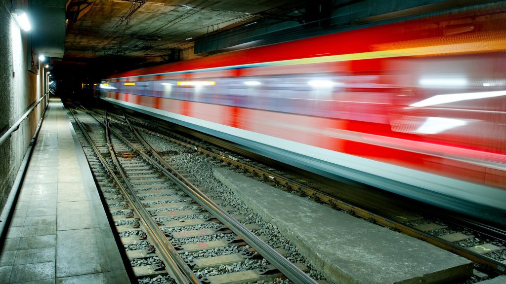 Technischer Defekt: S-Bahn in Frankfurt nach Oberleitungsschaden im Tunnel evakuiert | hessenschau.de