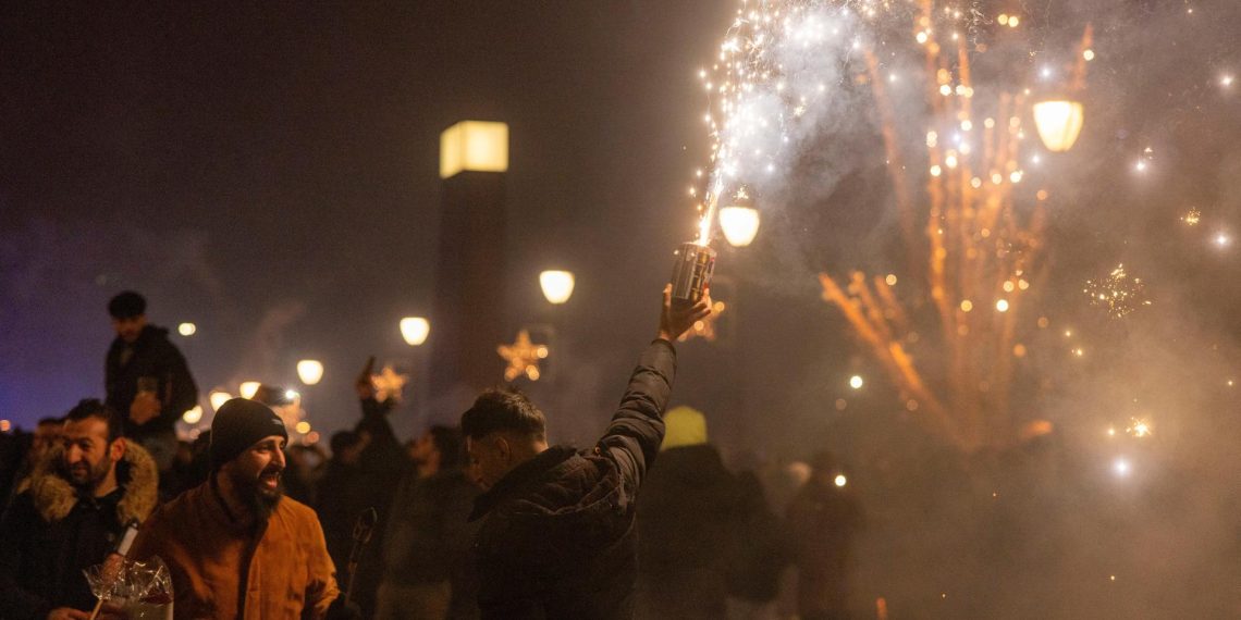 Silvesternacht in Deutschland – Viele friedliche Feiern, aber auch Attacken auf Einsatzkräfte und mehrere Tote durch Feuerwerk