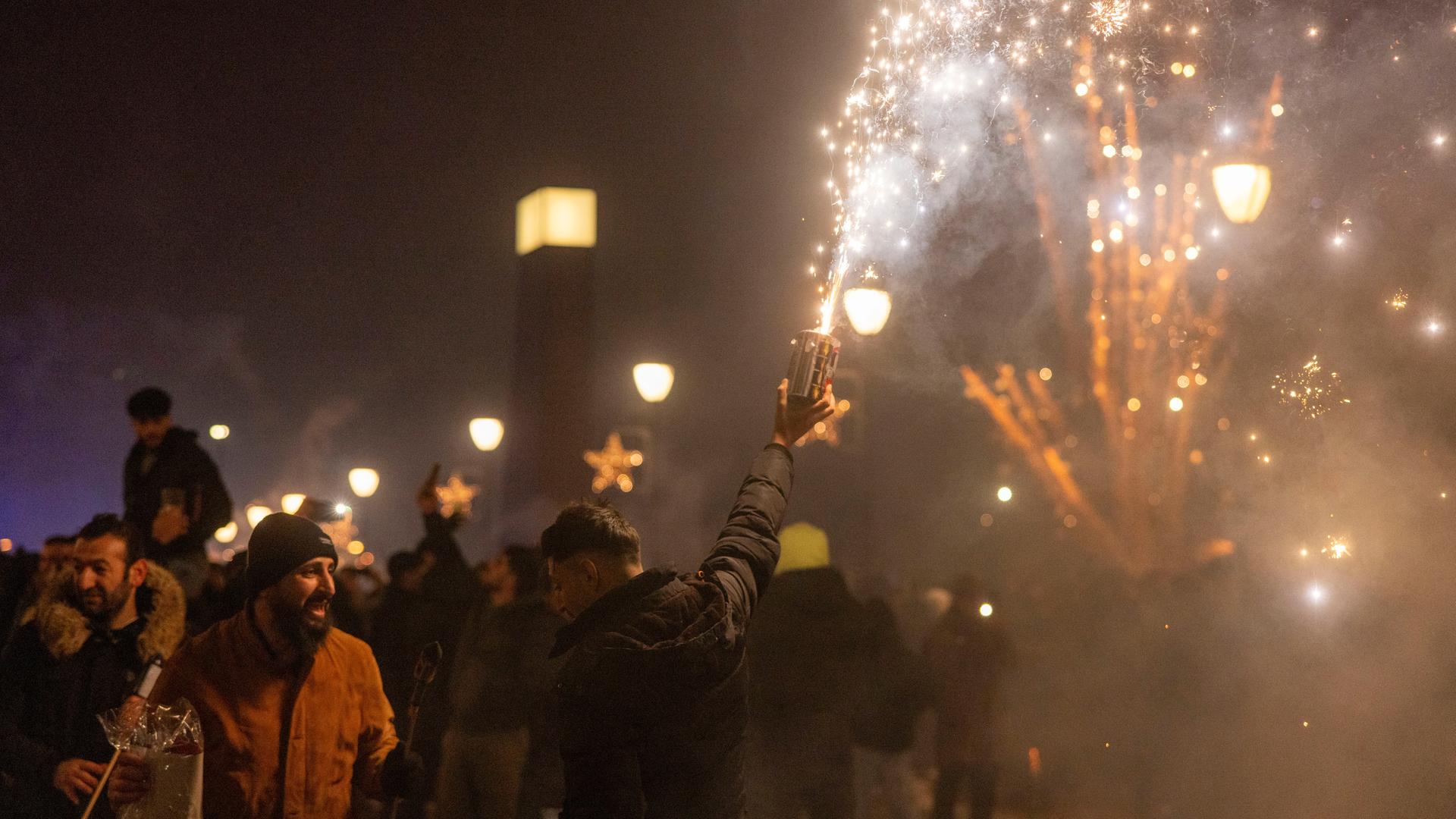 Silvesternacht in Deutschland – Viele friedliche Feiern, aber auch Attacken auf Einsatzkräfte und mehrere Tote durch Feuerwerk