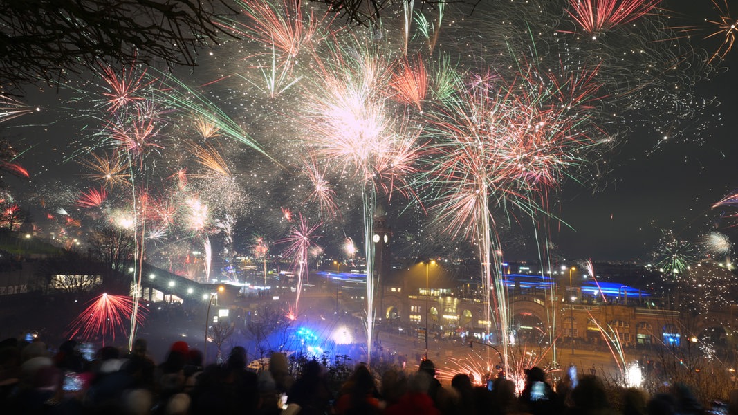 Tausende feiern Silvester im Norden – Ein Toter bei Böller-Unfall | NDR.de – Nachrichten