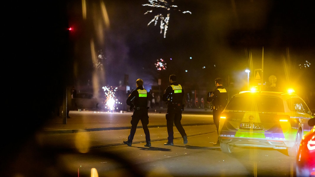 Silvester-Bilanz: Erneut Einsatzkräfte attackiert – mehrere Verletzte | NDR.de – Nachrichten