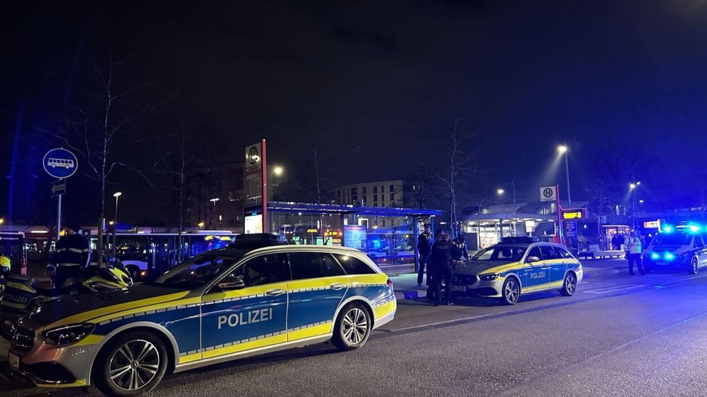 Hamburg :: Schusswechsel mit zivilen Informationen in der S-Bahn Station Neubraben