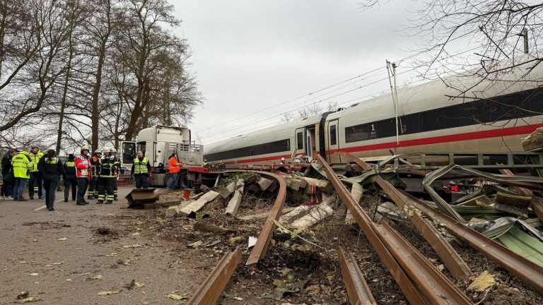 Ein Toter und 25 verletzt bei Eisunfall in Hamburg