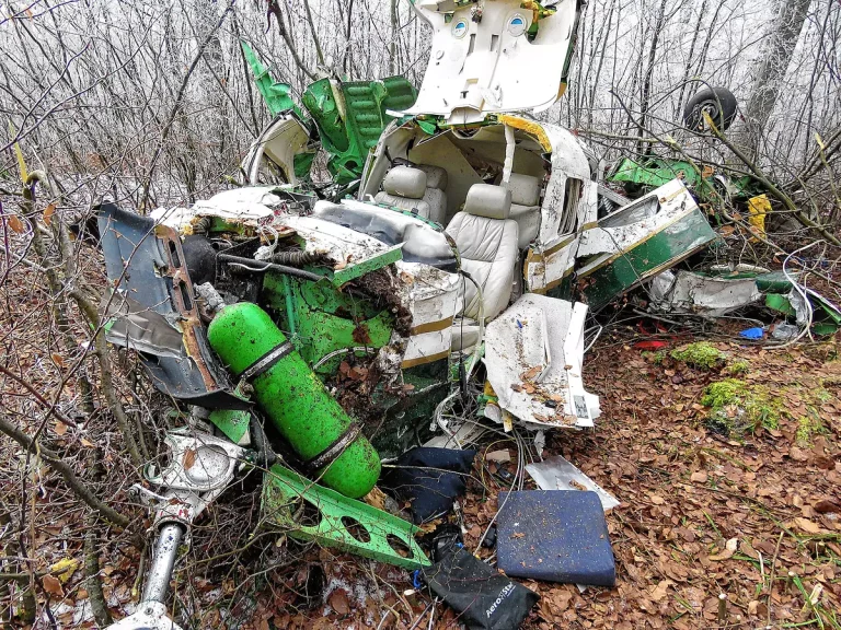 Flugzeug stürzt durch den Wald: Anmerkungen zur Identität des Piloten