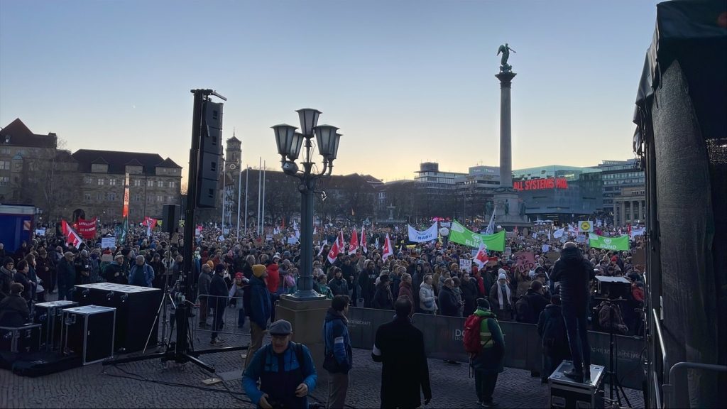 Stuttgart: Tausende gegen den rechten Handdruck und die Handhabung von CDU mit AFD