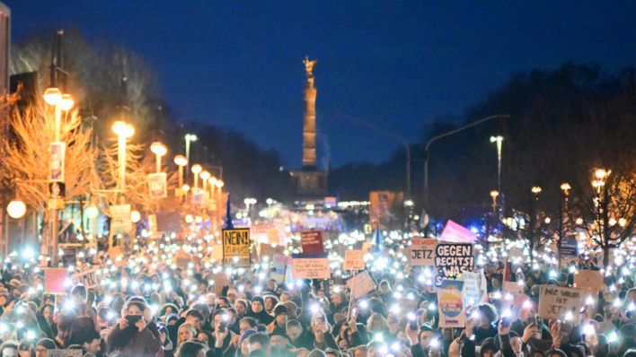 Mehr als 150.000 Menschen zeigen in Berlin, um die „Feuerwehrmauer“ aufrechtzuerhalten.