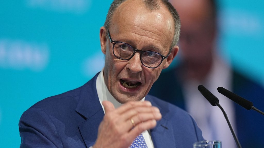 Demos kündigte bei der Kampagne von Friedrich Merz in Singen an