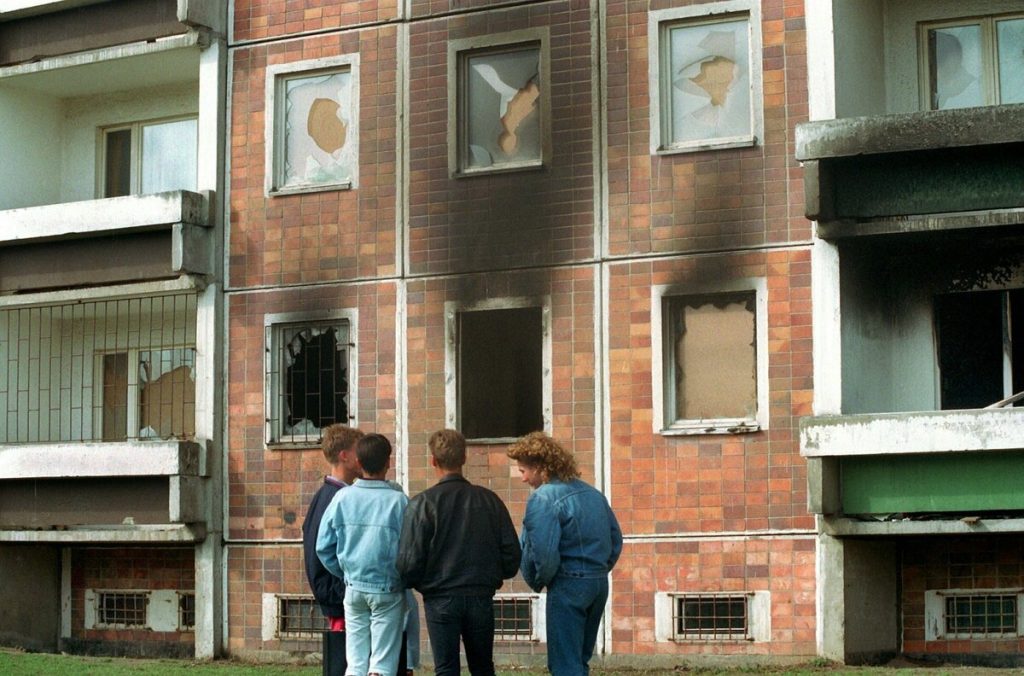 Angriffe auf Flüchtlingsunterkünfte: Es wird ohne Feuerwand brennen