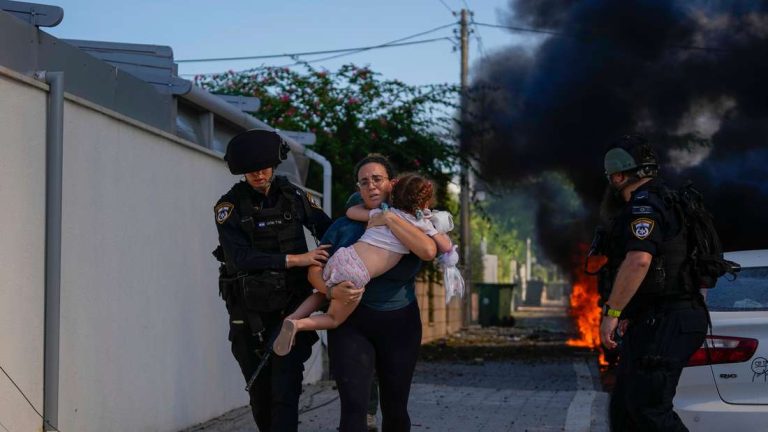 Die Hamas legt die Veröffentlichung von Geiseln – Israel droht „gewaltsam zu kämpfen“.