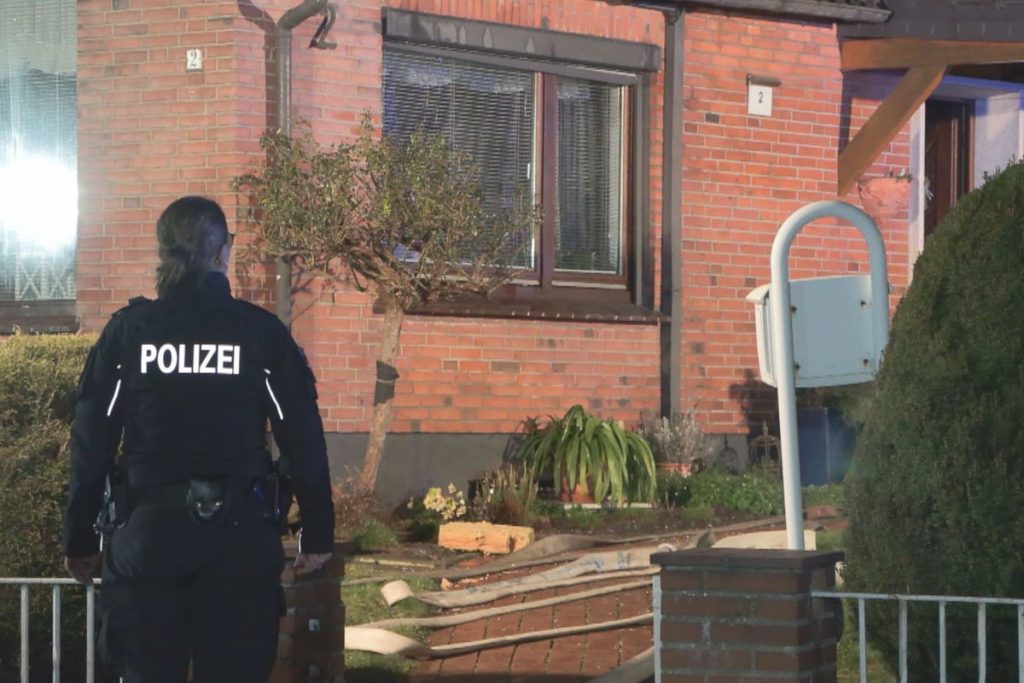 Mann greift Familienmitglieder mit einem Hammer an, etwas später ist er tot