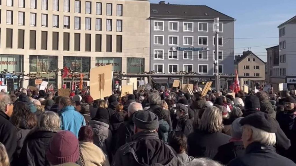 Tausende zeigen in Kassel gegen die Zusammenarbeit zwischen CDU und AFD