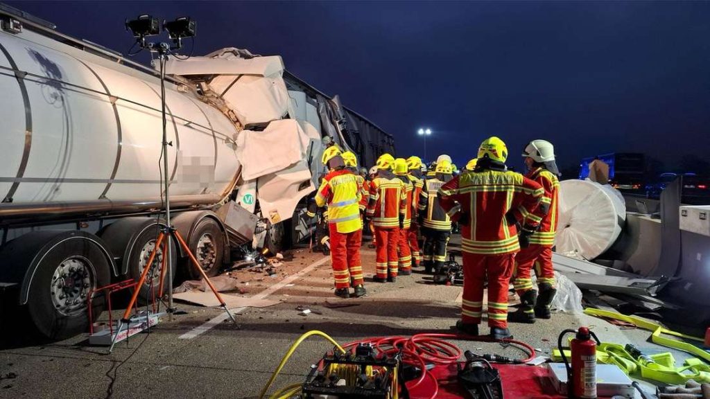 Schwerer Unfall während der Blockhandhabung auf der A93 in der Nähe von Brannenburg