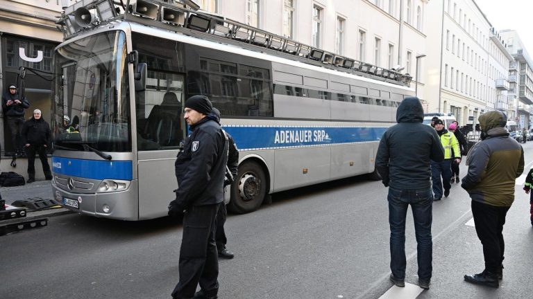 Mit dem Gefangenen Van zur Demo? Die Polizei tritt ein