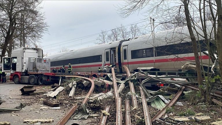 ICE RAMS Ein Lastwagen auf der freien Route in Hamburg – Spur der Verwüstung