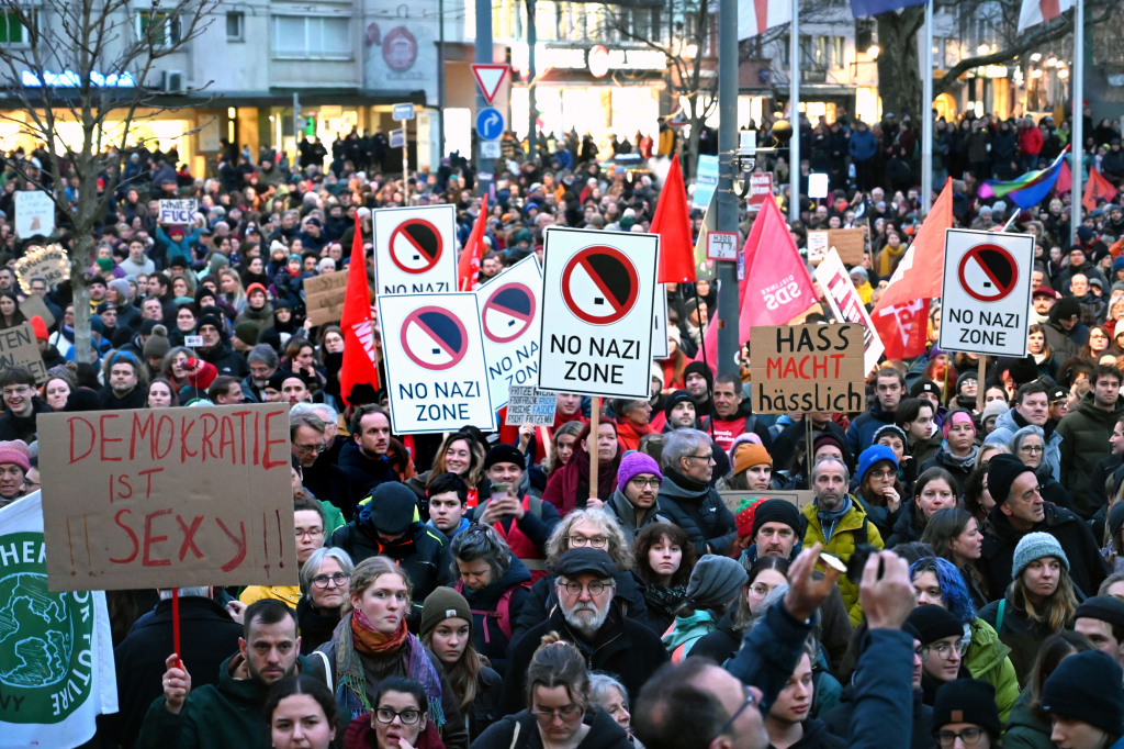 Tausende Demonstranten gegen das AFD-Event in Freiiburg, die auf den Verkehr nach dem Verkehr zu Freisburg vorgezogen werden