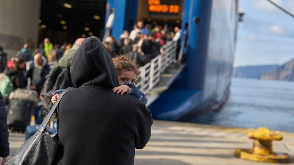 Flucht aus der Trauminsel: Tausende verlassen Santorini aus Angst vor großen Problemen