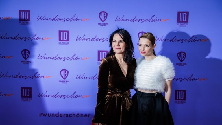 Der Tag: Kampagnenpause: Baerbock bei „Beautiful“ Premiere auf dem roten Teppich