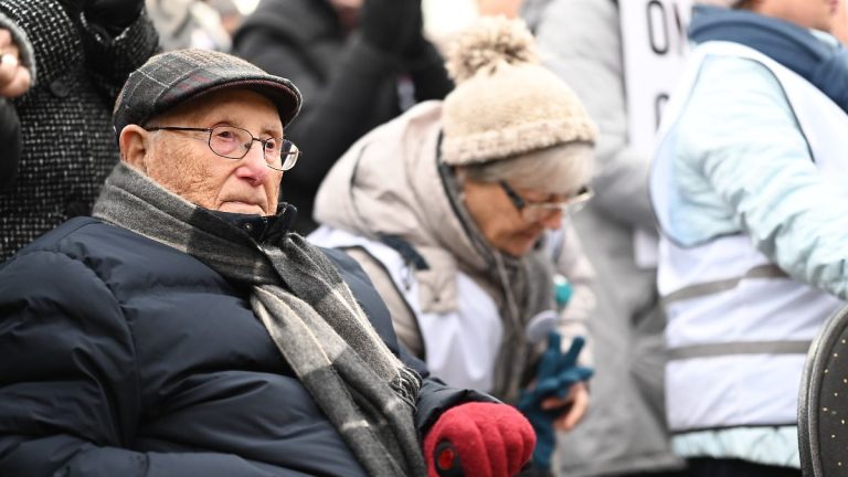 Return Federal Cross of Merit: Steinmeier kann den Holocaust-Überflutungs-Weinberg nicht ändern