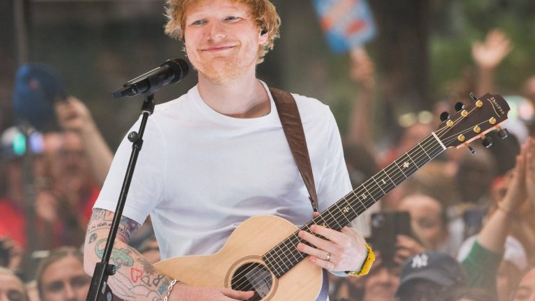 Ed Sheeran gibt Straßenkonzert in Indienpolice ein