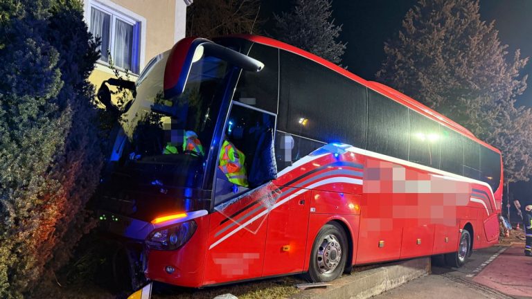 Neuburg (Donau): Busfahrer werden während der Reise ohnmächtig, fährt gegen die Wand und stirbt