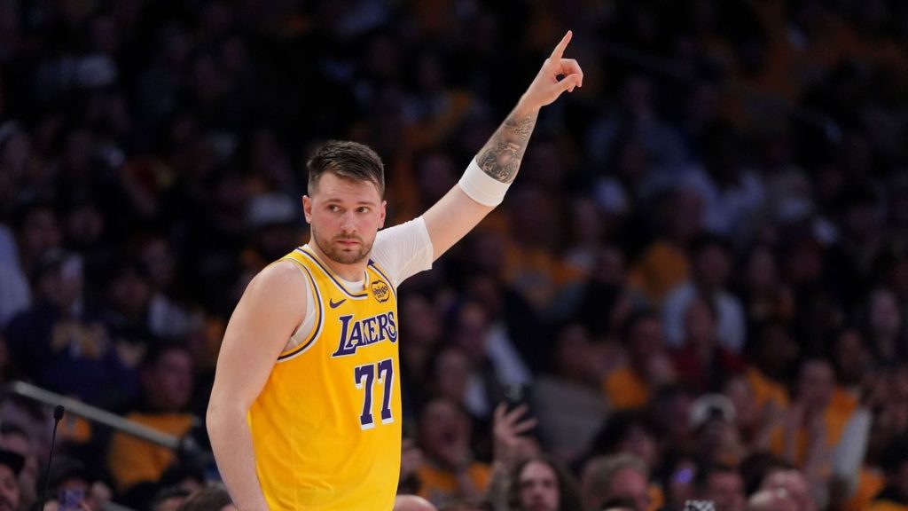 NBA: Basketballer Luka Dončić debütiert für die Los Angeles Lakers vor Dirk Nowitzki, Adele und Co.