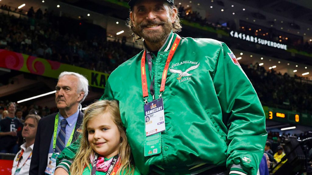 Bradley Cooper: Mit Tochter Lea im Super Bowl in Eagles-Grün | Unterhaltung