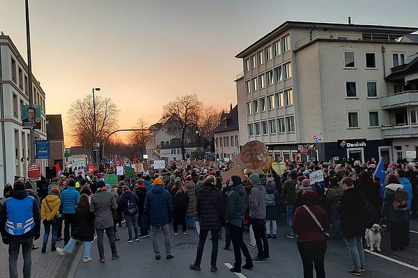 Rund 1.200 Menschen zeigen vor dem CDU -Hauptquartier in Paderborn