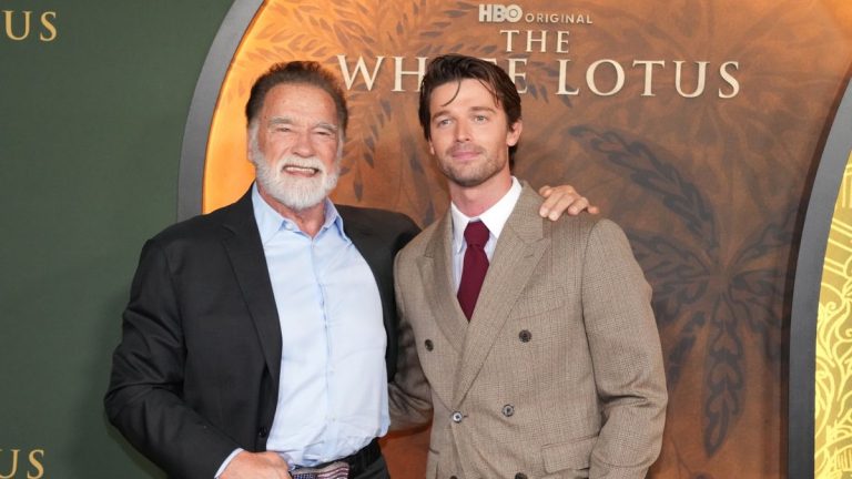 „The White Lotus“ Staffel 3: Arnold Schwarzenegger reagiert auf die nackte Szene von Sohn Patrick Schwarzenegger