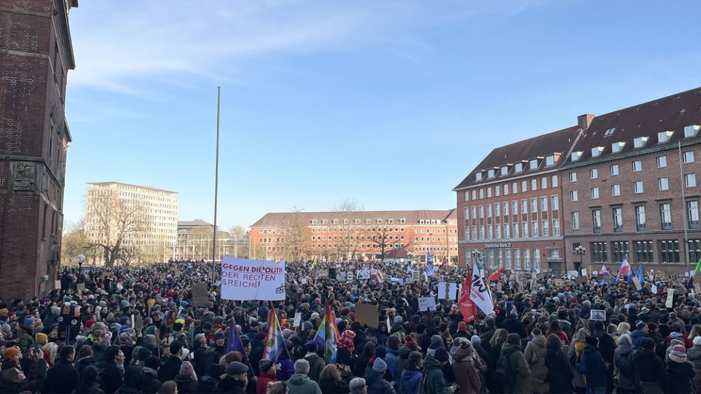 Tausende von Menschen zeigen in SH für Demokratie | NDR.de – Nachrichten