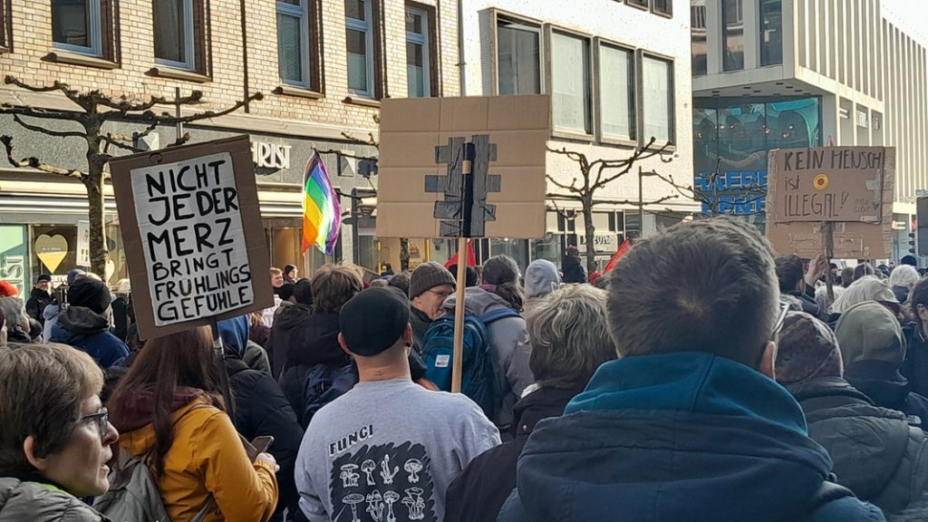 Zahlreiche Menschen zeigen in SH für Demokratie | NDR.de – Nachrichten