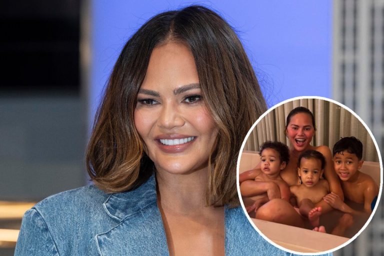 Chrissy Teigen badet mit ihren Kindern und wird scharf kritisiert