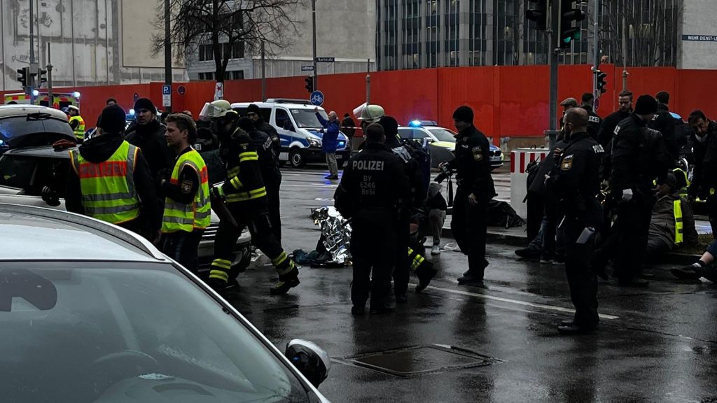 Lebe um 11:30 Uhr: Auto fährt in München in die Menge