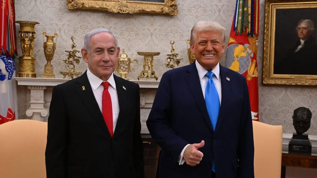 Netanyahu präsentiert Trump einen goldenen Pager