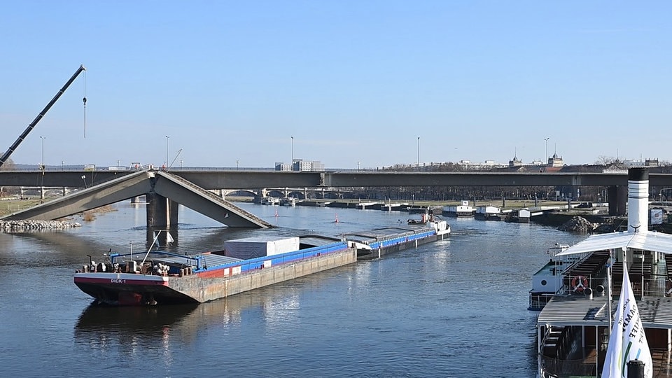 Mit einer Sondergenehmigung: Carol Bridge passt zu dem ersten Frachtschiff