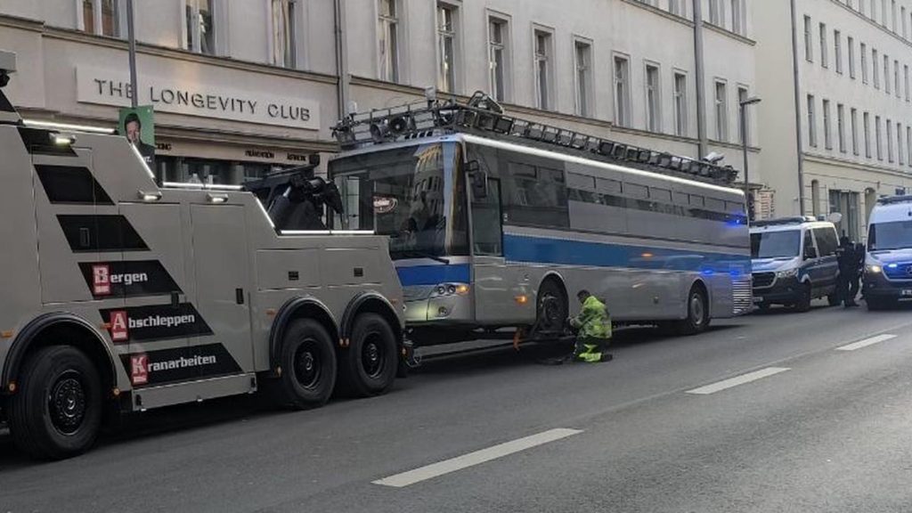 Die Polizei beschlagnahmte den Protestbus des „Zentrums für politische Schönheit“